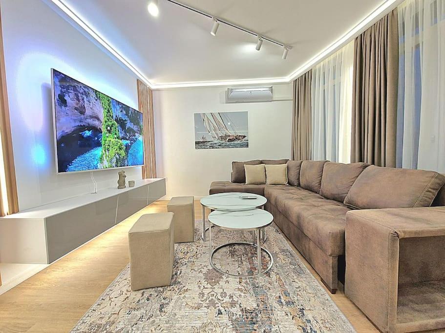 Luxury Apartment. 75 Inches Tv Апартаменти