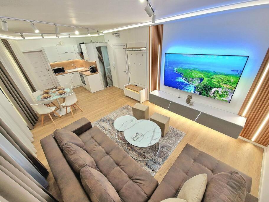 Luxury Apartment. 75 Inches Tv Апартаменти