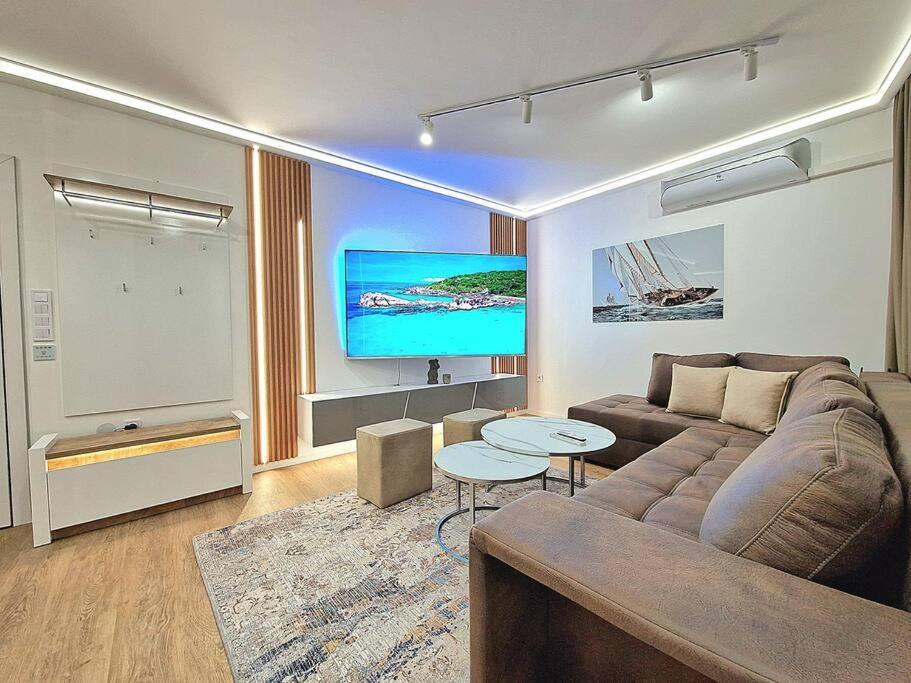 Luxury Apartment. 75 Inches Tv * Варна