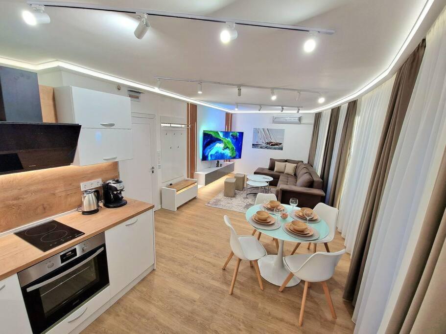 Luxury Apartment. 75 Inches Tv Варна