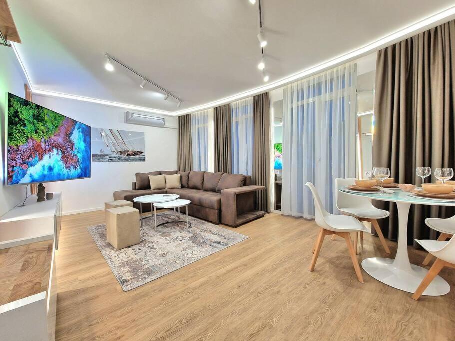 Апартаменти Luxury Apartment. 75 Inches Tv *