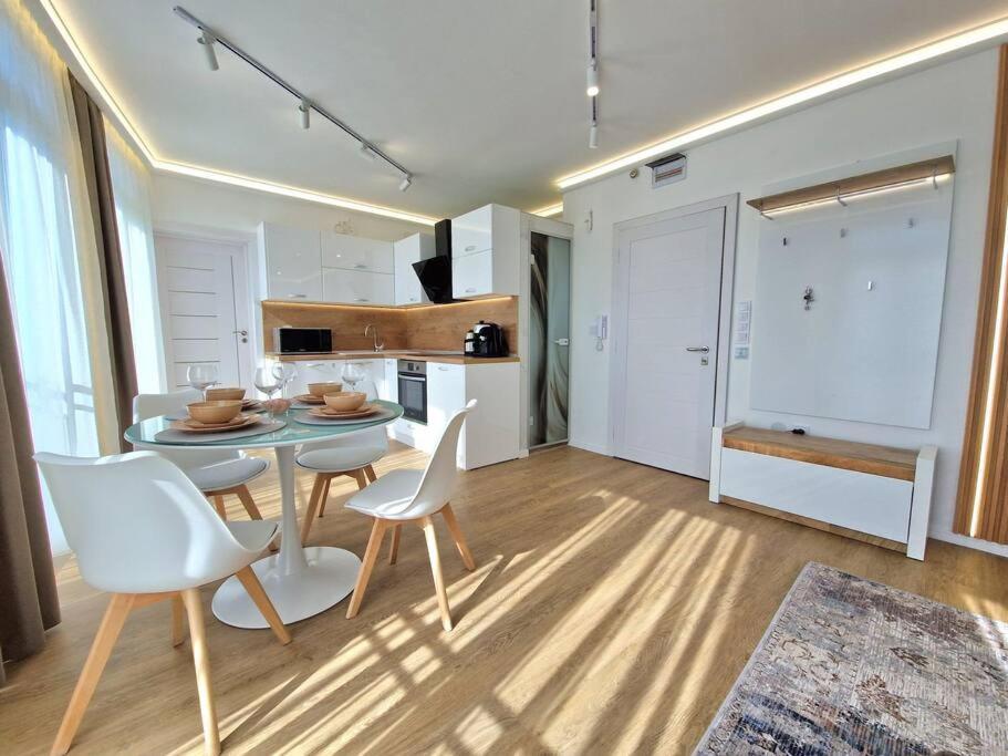 Luxury Apartment. 75 Inches Tv Апартаменти