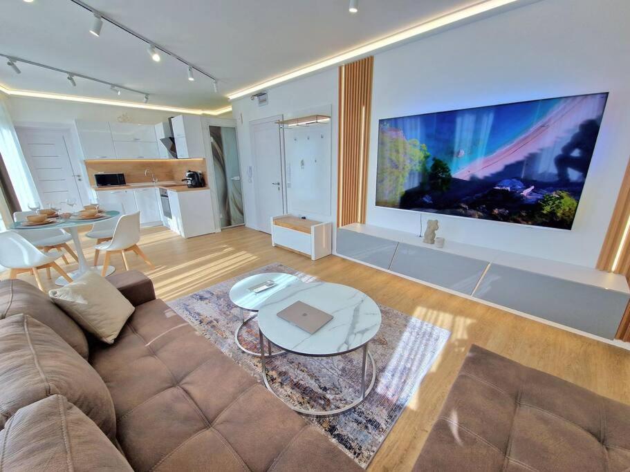 Апартаменти Luxury Apartment. 75 Inches Tv *