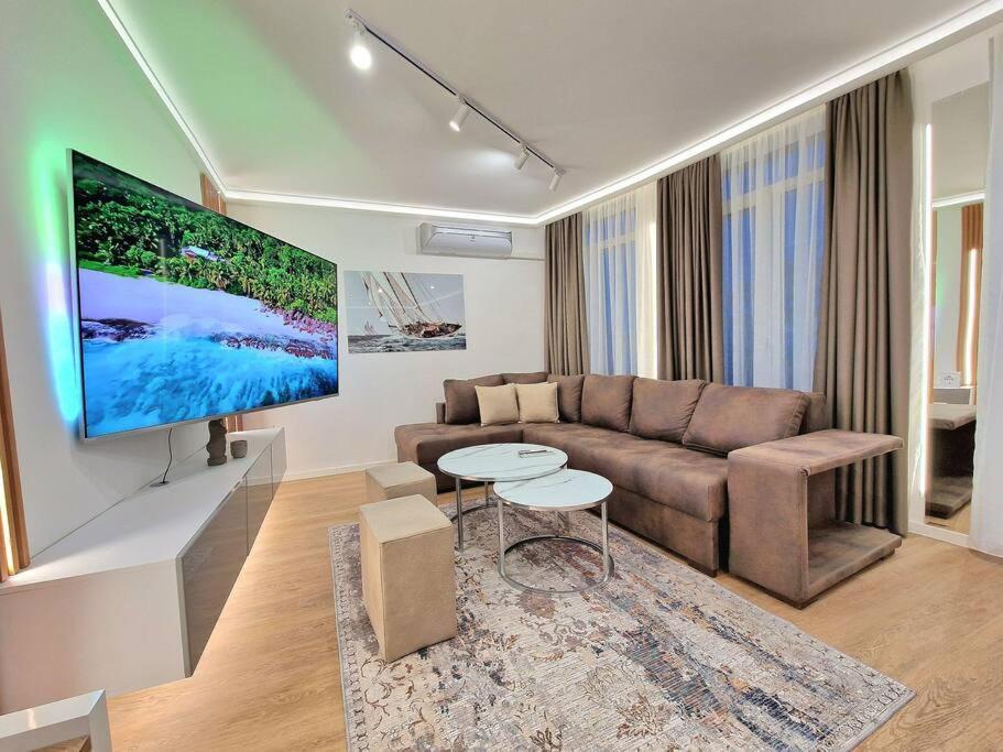 Luxury Apartment. 75 Inches Tv *