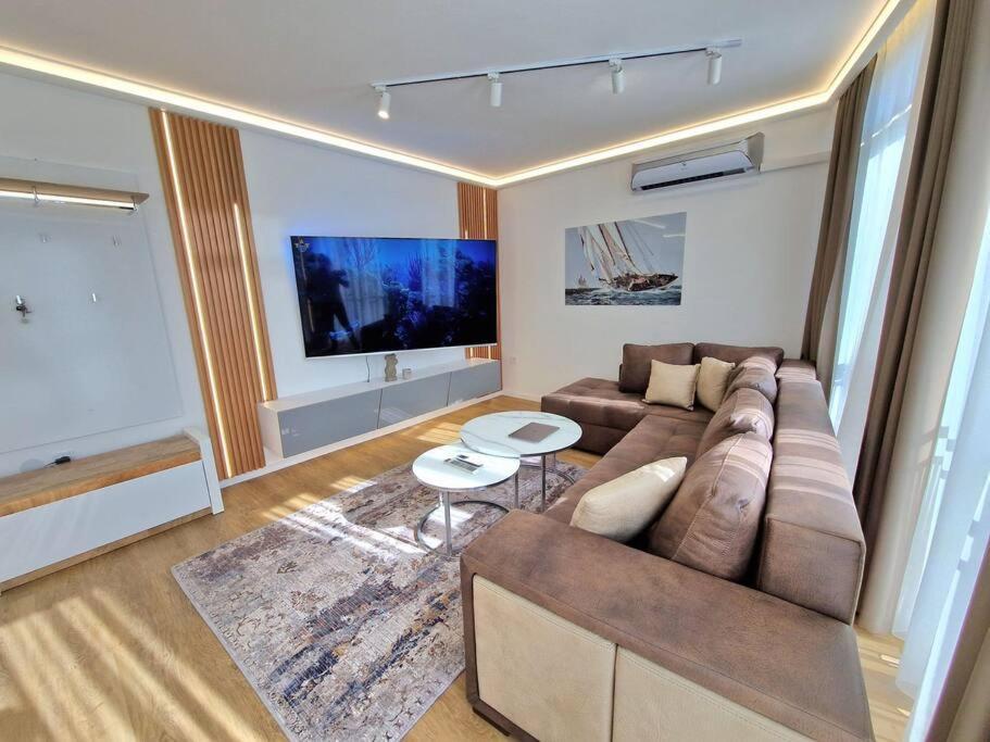 Luxury Apartment. 75 Inches Tv Апартаменти